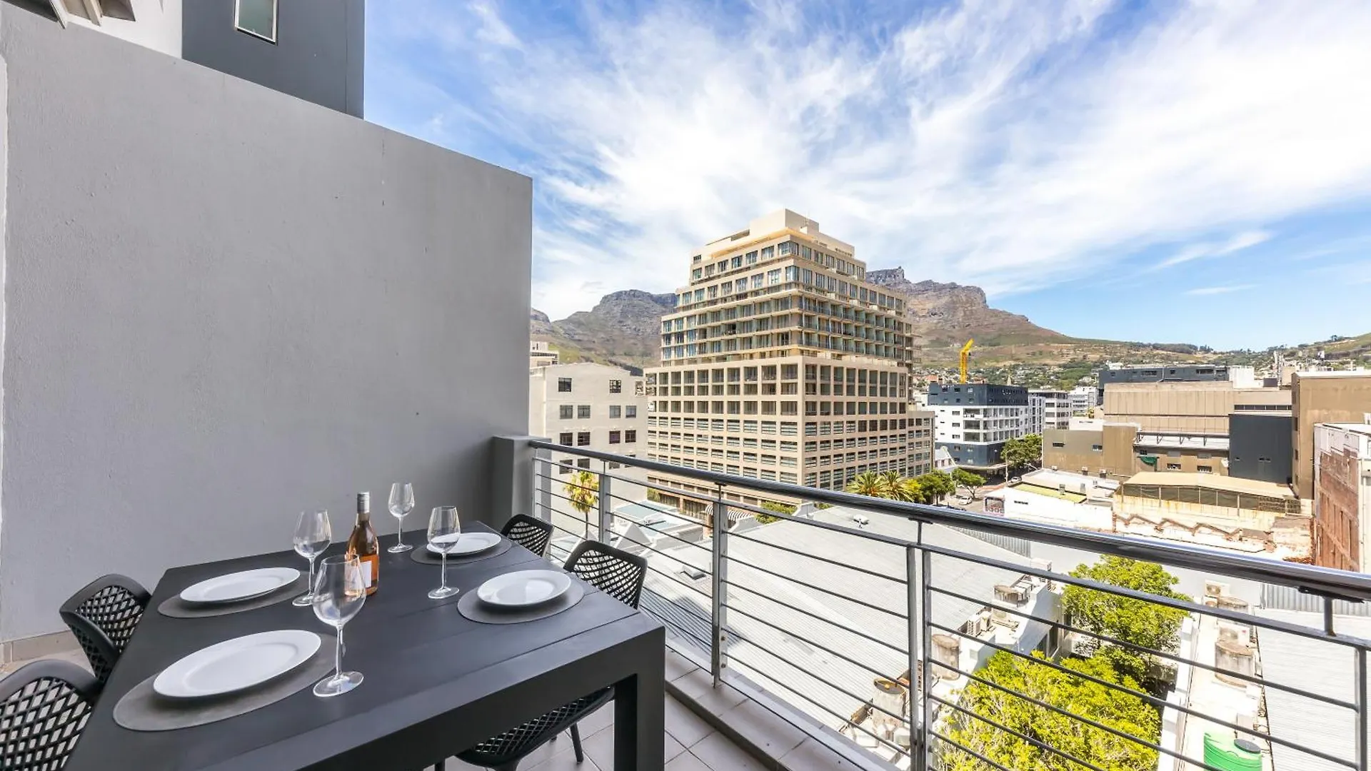 Central 1 Bed Apt With Balcony & Pool Thesentinel Cape Town Güney Afrika